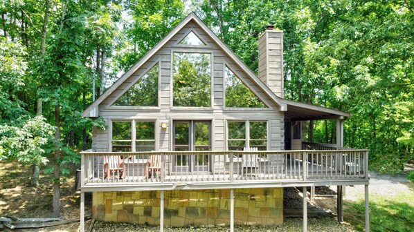 Exterior - Bear Cove Retreat: Cozy, Pet Friendly Cabin in Quiet Resort - Brand New Hot Tub (Sevierville)