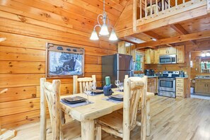 Dining - Bear Cove Retreat: Cozy, Pet Friendly Cabin in Quiet Resort - Brand New Hot Tub (Sevierville)