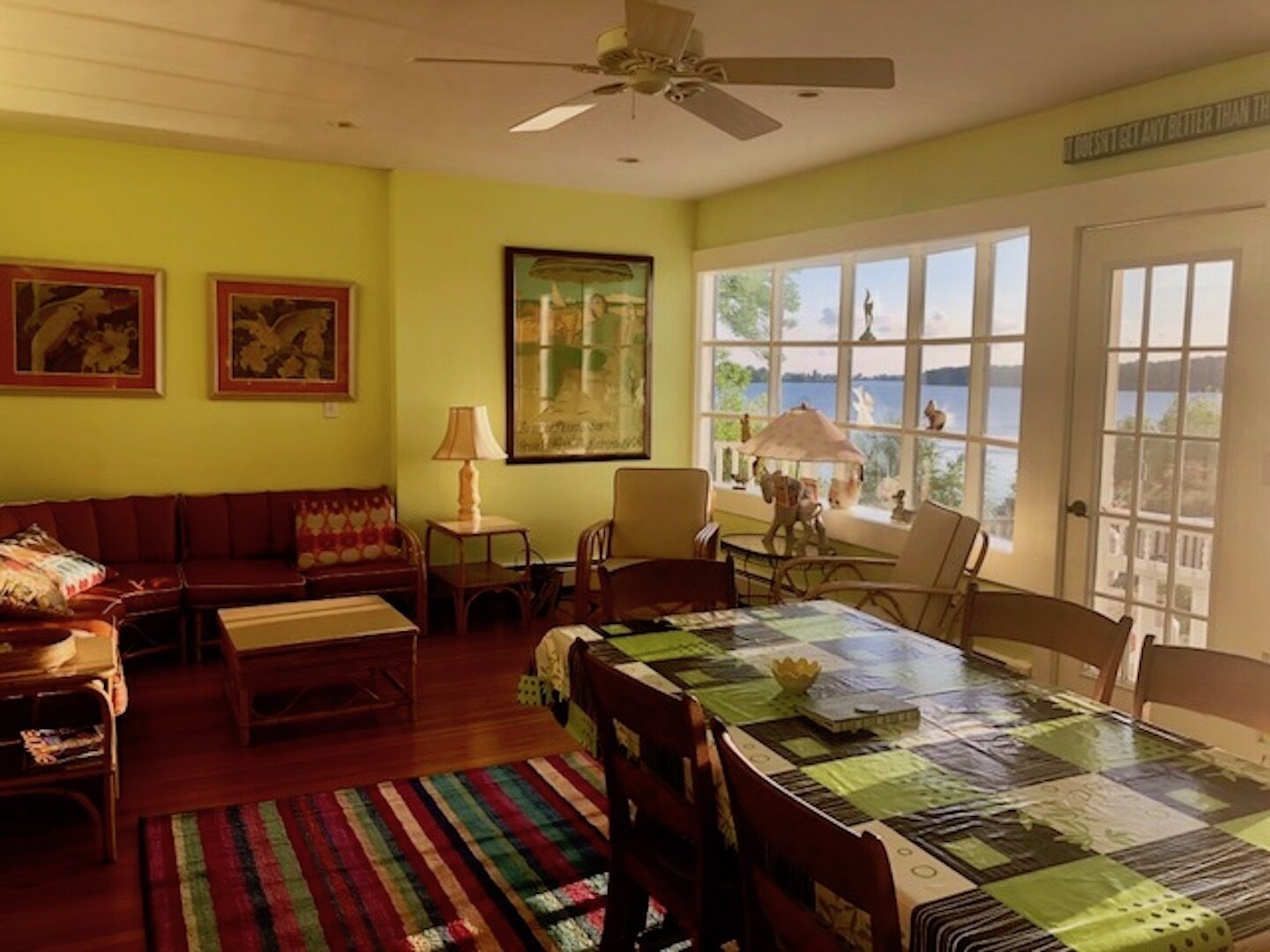 Televisión, chimenea, libros, videoteca