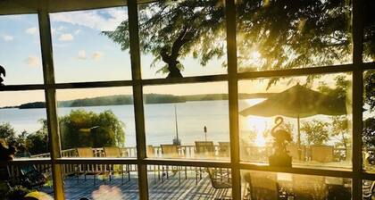 Autumn is Spectacular! Luxury Waterfront Sodus Bay, dogs welcome