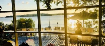 Autumn is Spectacular! Luxury Waterfront Sodus Bay, dogs welcome