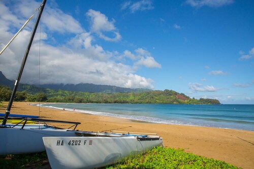 Hale Kanani Kauai: Steps to Hanalei Bay w/ AC, Mountain & Waterfall Views