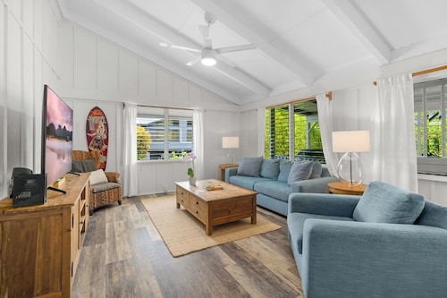 Hale Kanani Kauai: Steps to Hanalei Bay w/ AC, Mountain & Waterfall Views