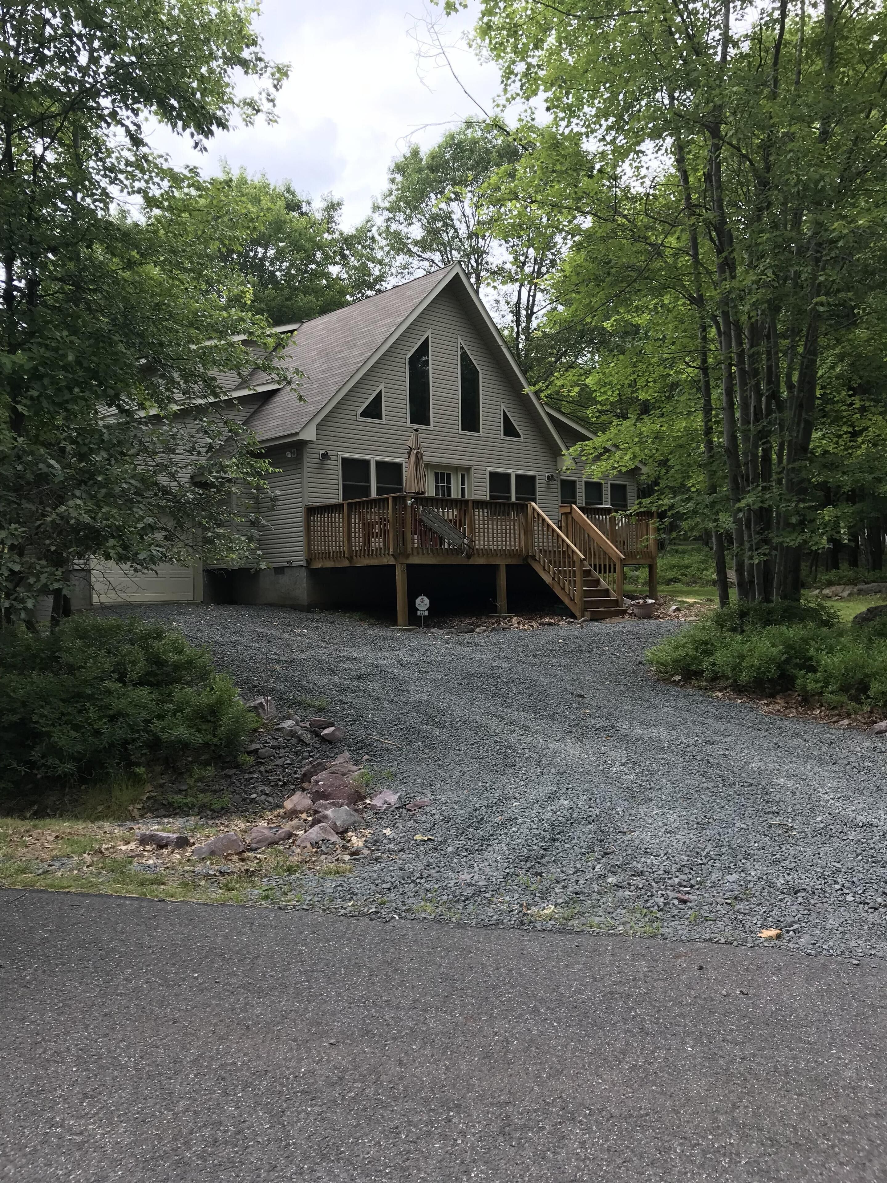 Come relax in a Cozy Chalet in the woods