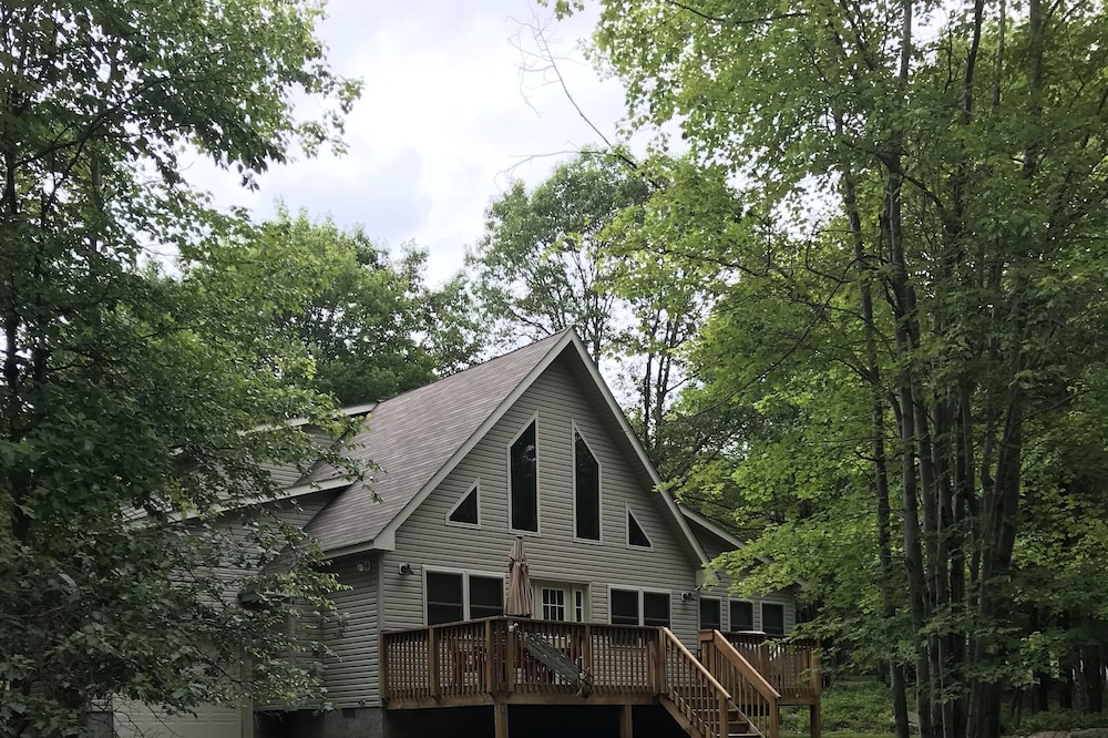 Come relax in a Cozy Chalet in the woods