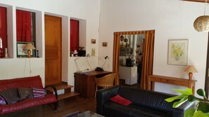 TV connectée, cheminée, lecteur de DVD, table de tennis de table