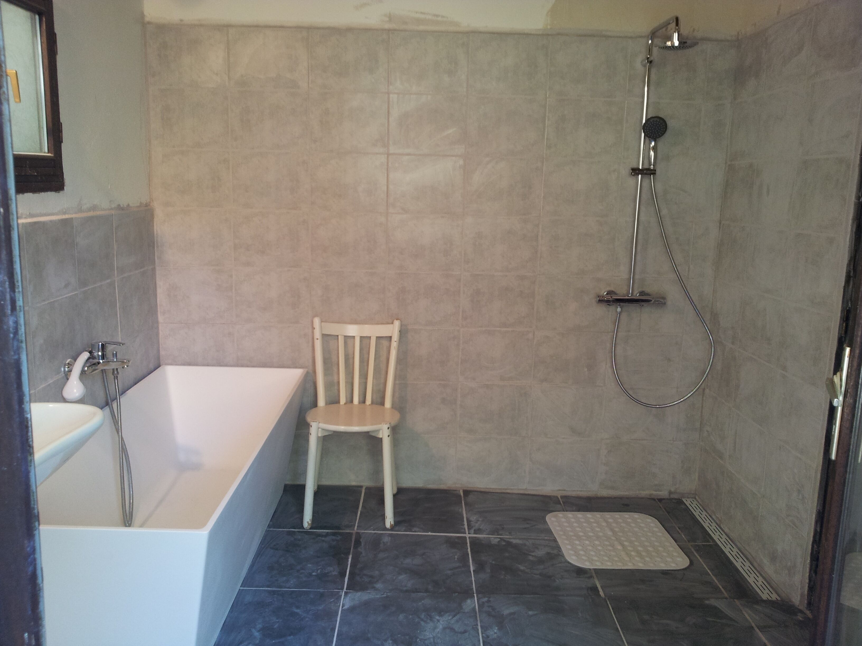 Een douche, handdoeken, toiletpapier