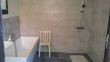 Een douche, handdoeken, toiletpapier