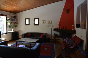 Smart TV, chimenea, reproductor de DVD y tenis de mesa 