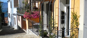 Amazing & New Apartment On Castle Square - Lake View & Internet WI-FI free