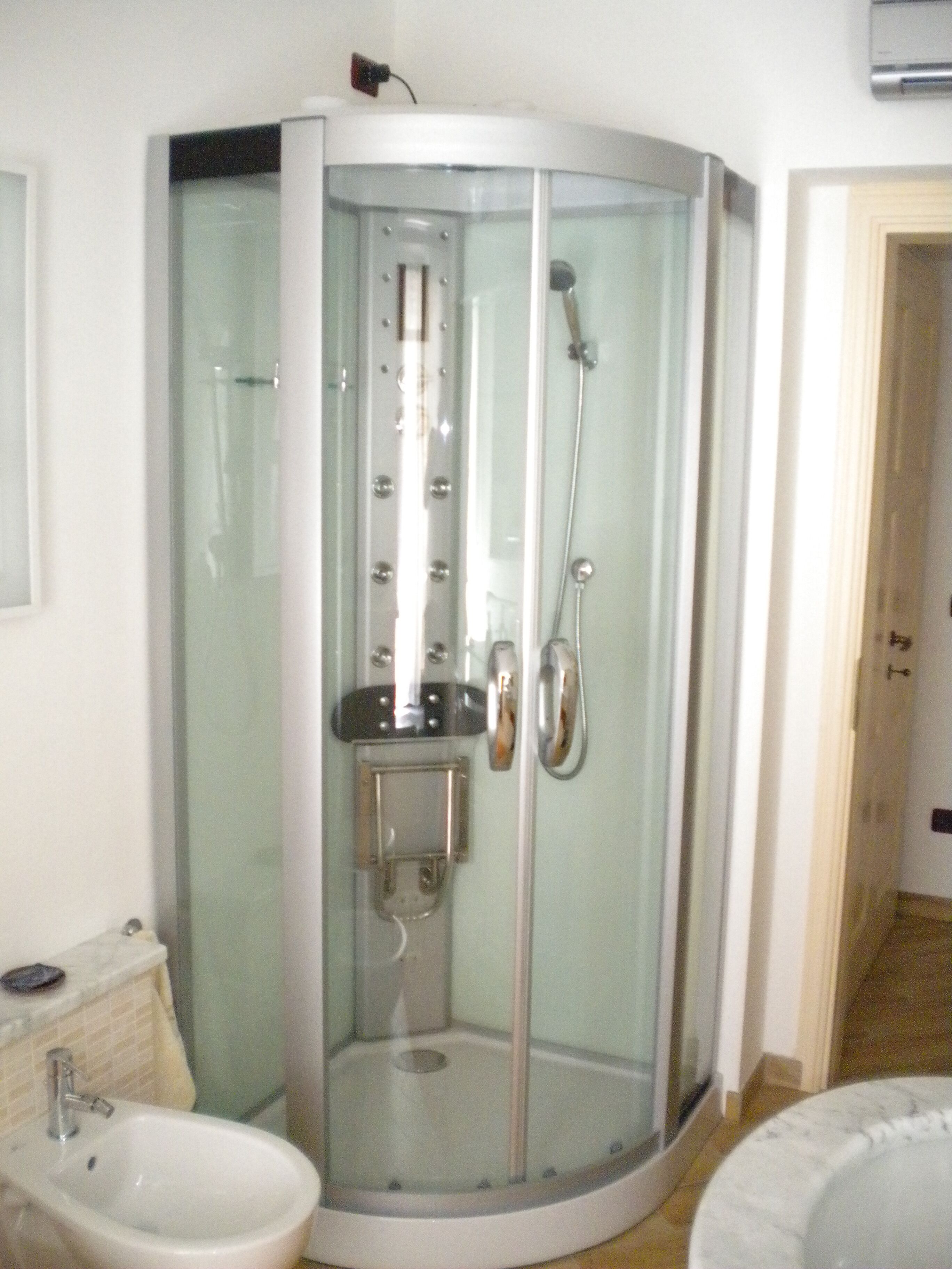 Douche, baignoire à jets, sèche-cheveux, bidet