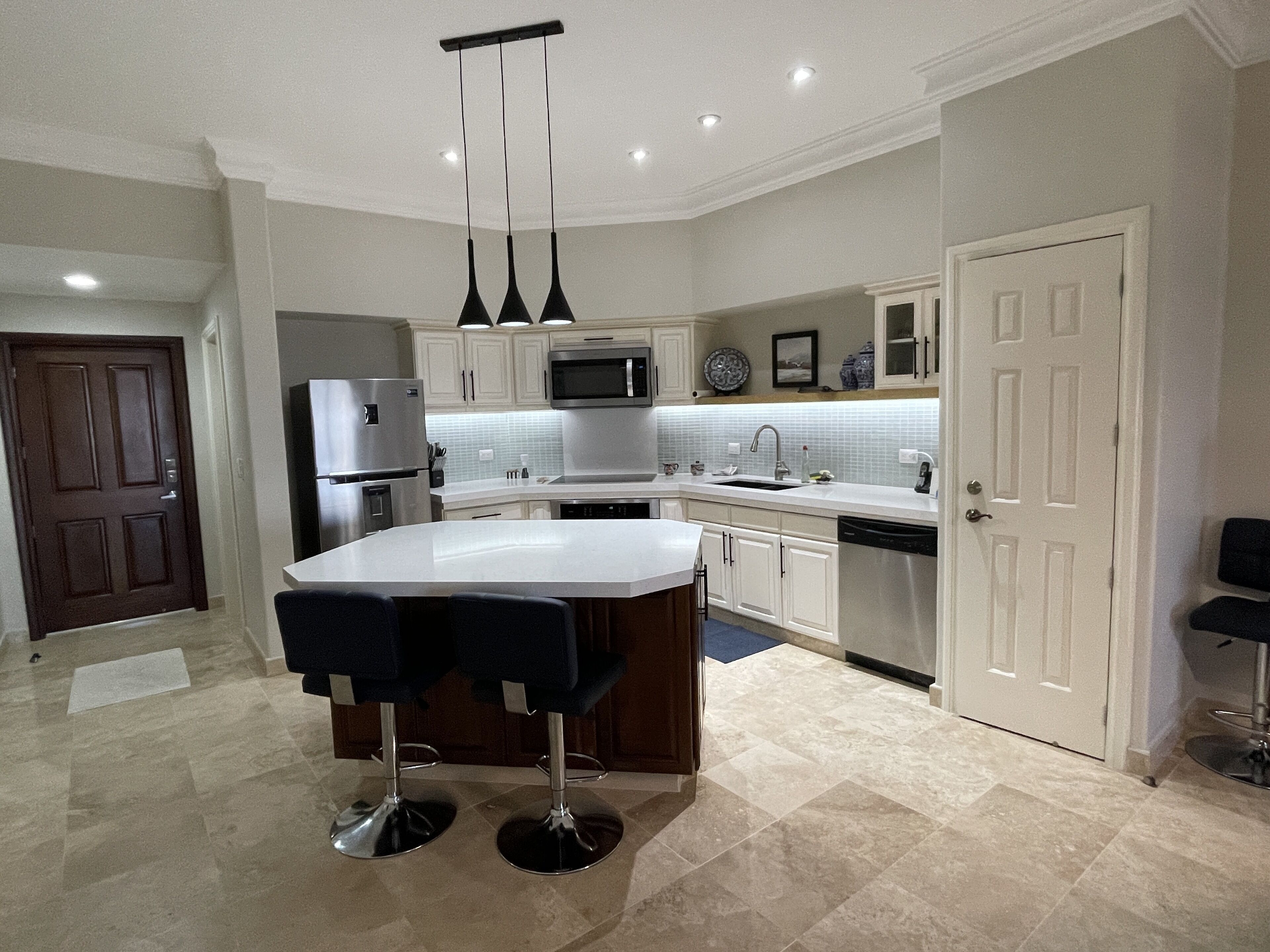 2 Bedroom, 2 bath Penthouse 58 yards from 3.5 miles of sandy beach!