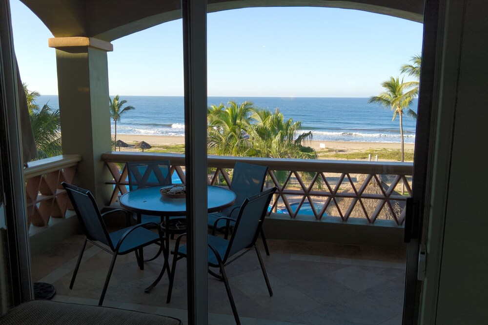 2 Bedroom, 2 bath Penthouse 58 yards from 3.5 miles of sandy beach!