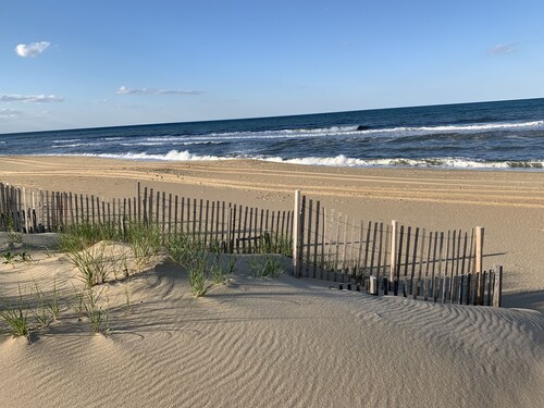 Comfortable OBX Beach Box Cottage ~ Ocean views, 2 min walk to the beach!