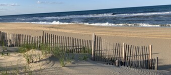 Comfortable OBX Beach Box Cottage ~ Ocean views, 2 min walk to the beach!