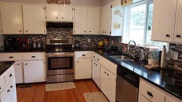 Køleskab, mikrobølgeovn, ovn, kogeplade