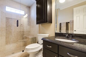 Shower, towels, toilet paper - Casa Dolores II Simply Gorgeous!!! 1/2 Block from the Beach (South Padre Island)