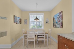 Dining - Walk to a public beach! Walk to restaurants! True Owner Operator. (Santa Rosa Beach)