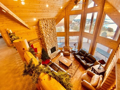 Beautiful Lake-side 5 Bedroom Lodge