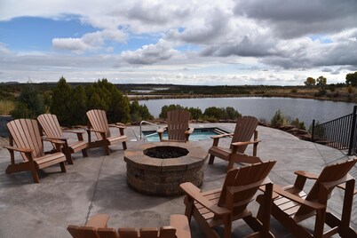 Beautiful Lake-side 5 Bedroom Lodge