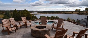 Beautiful Lake-side 5 Bedroom Lodge