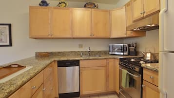 Køleskab/fryser i fuld størrelse, mikrobølgeovn, ovn, kogeplade