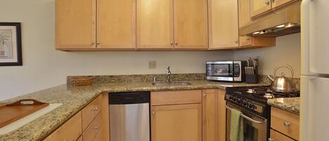 Full-size fridge, microwave, oven, stovetop