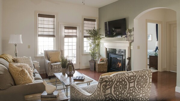 TV, fireplace, books - Luxury Condo Located In One Of The “Coolest Small Towns In America” (Lititz)