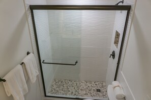 Toallas, jabón, papel de baño 
