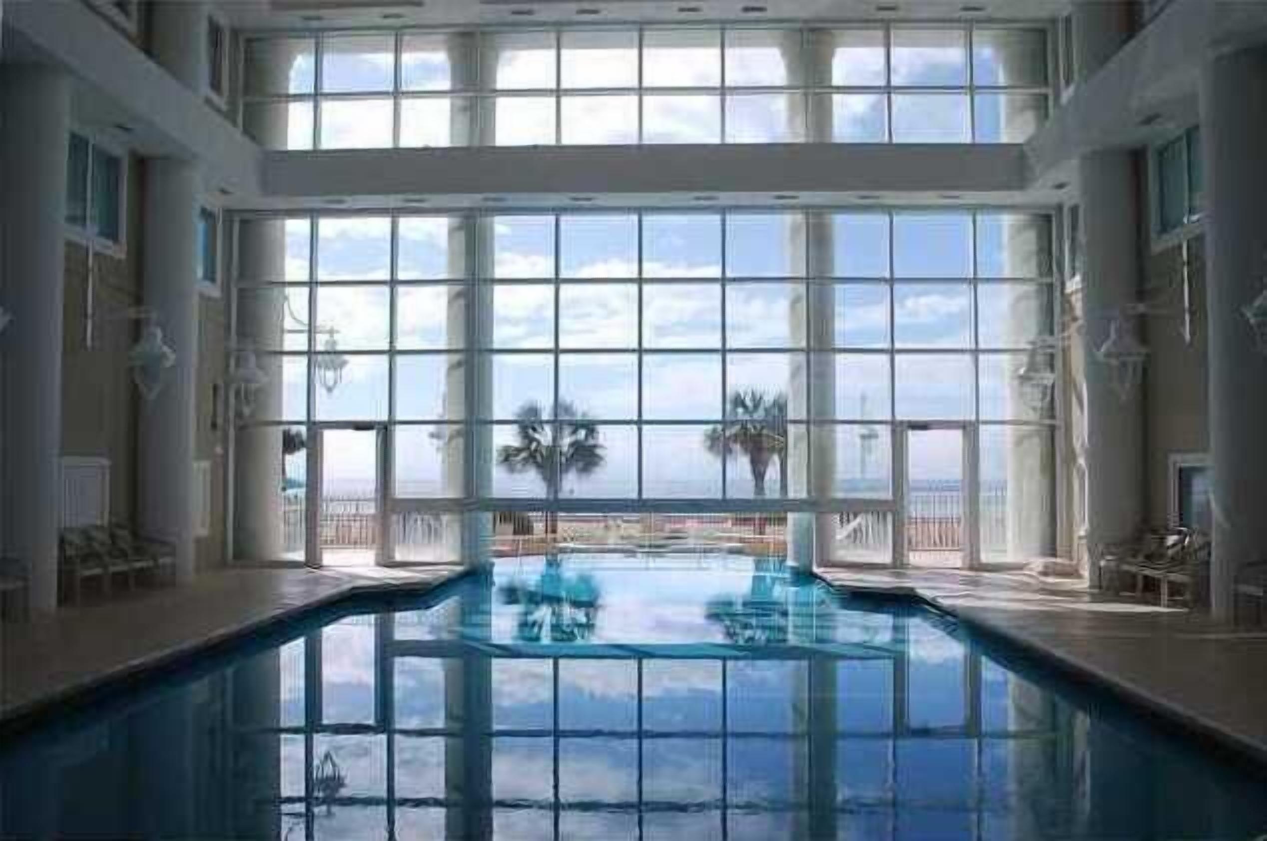 Una piscina techada, una piscina al aire libre