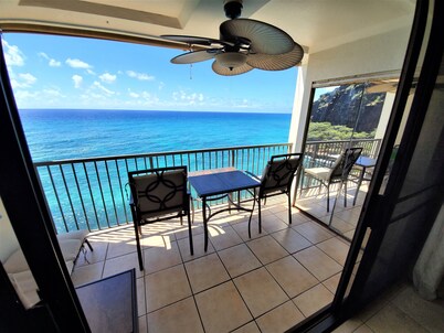 Permitted Hawaiian Princess condo on beach with sea turtles and amazing sunsets