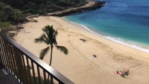 Ein Strand mit freiem Blick auf das Meer und einer steilen Klippe.