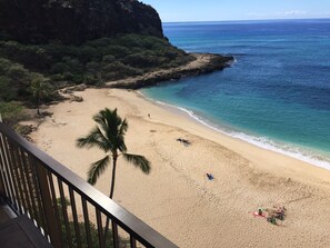 På stranden, solsenger og strandhåndklær