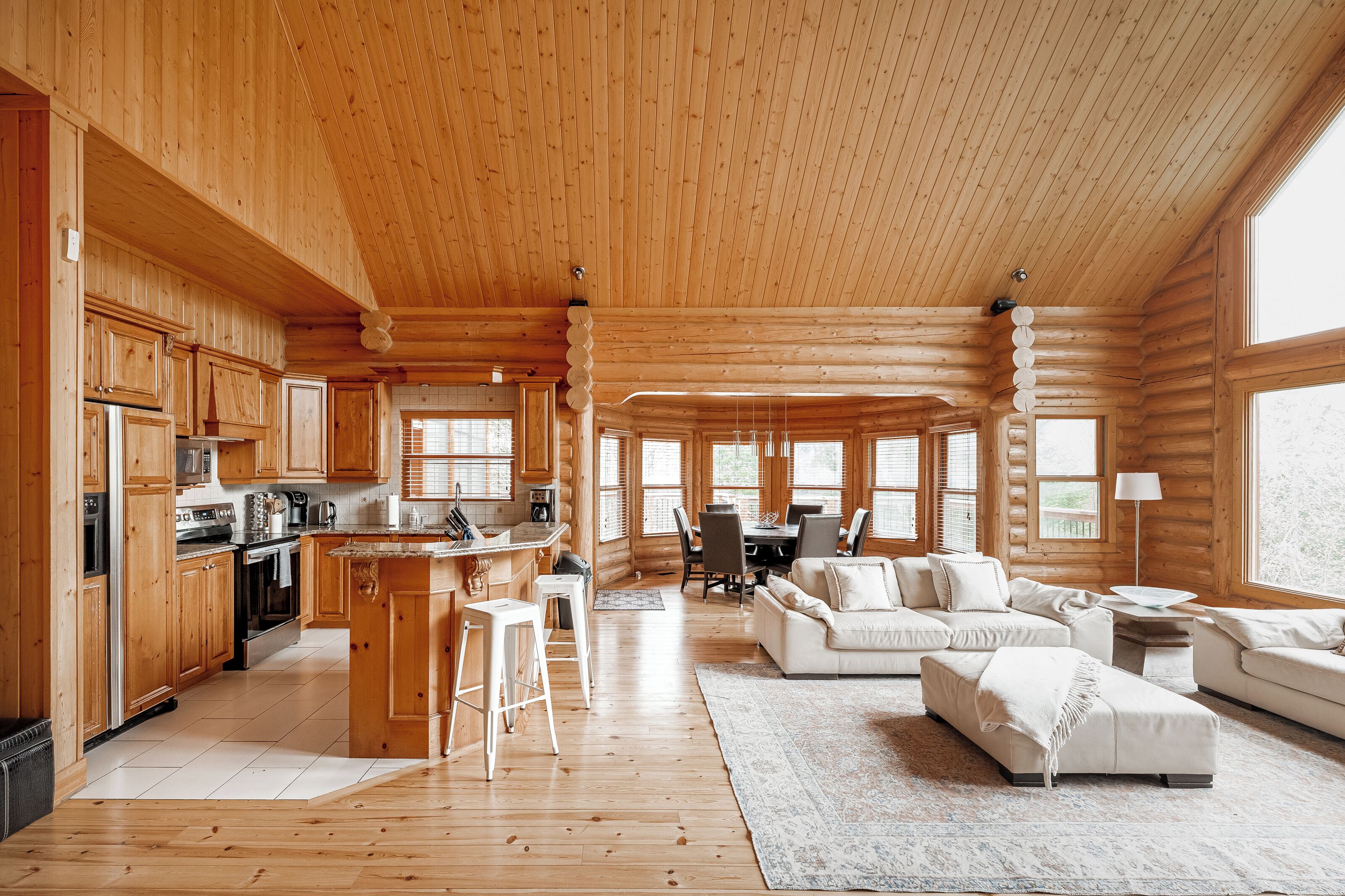 Smart-tv, eldstad, bordsfotboll och en stereo