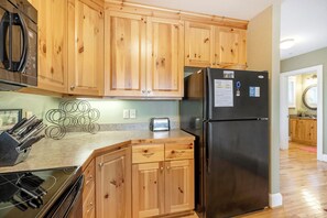 Lavavajillas, cafetera y tetera, utensilios de cocina y comedor 