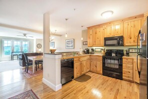 Lavavajillas, cafetera y tetera, utensilios de cocina y comedor 