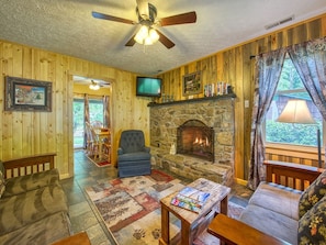 Smart-tv, pejs, dvd-afspiller, bøger