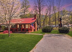 Exterior - Relaxing Retreat on Jonathan Creek (Maggie Valley)