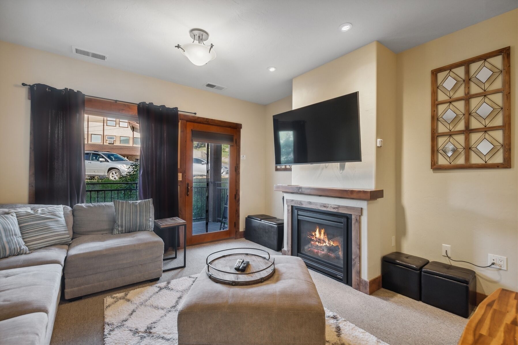 Pines Unit 240 - Beautiful Ski-in/Ski-out 3 Bedroom Condo on Whitefish Mountain