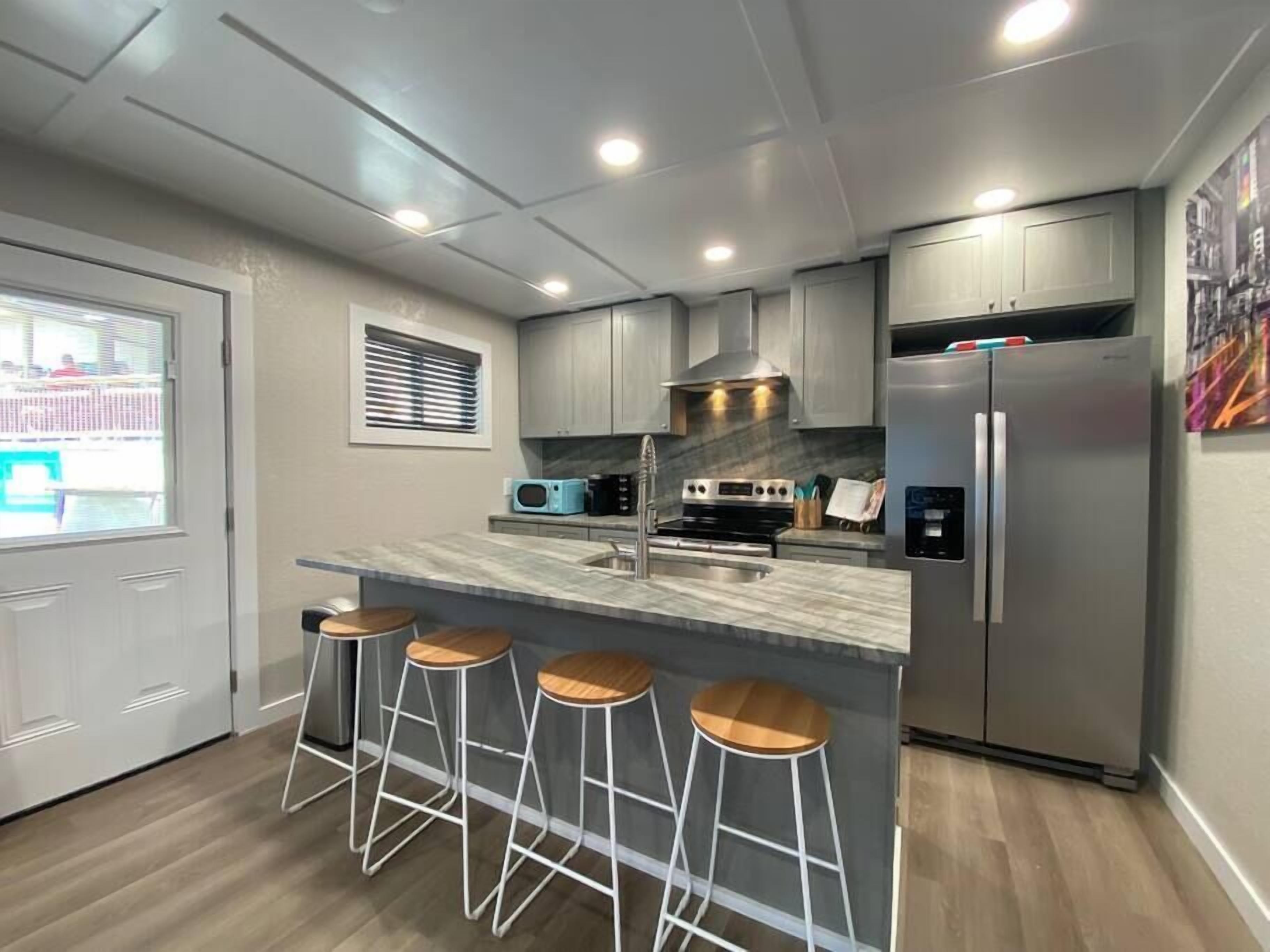 Lake  Cottage w/Hot Tub at Sam's Pizza