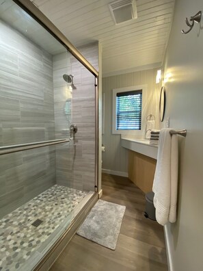 Badewanne, Haartrockner, Handtücher