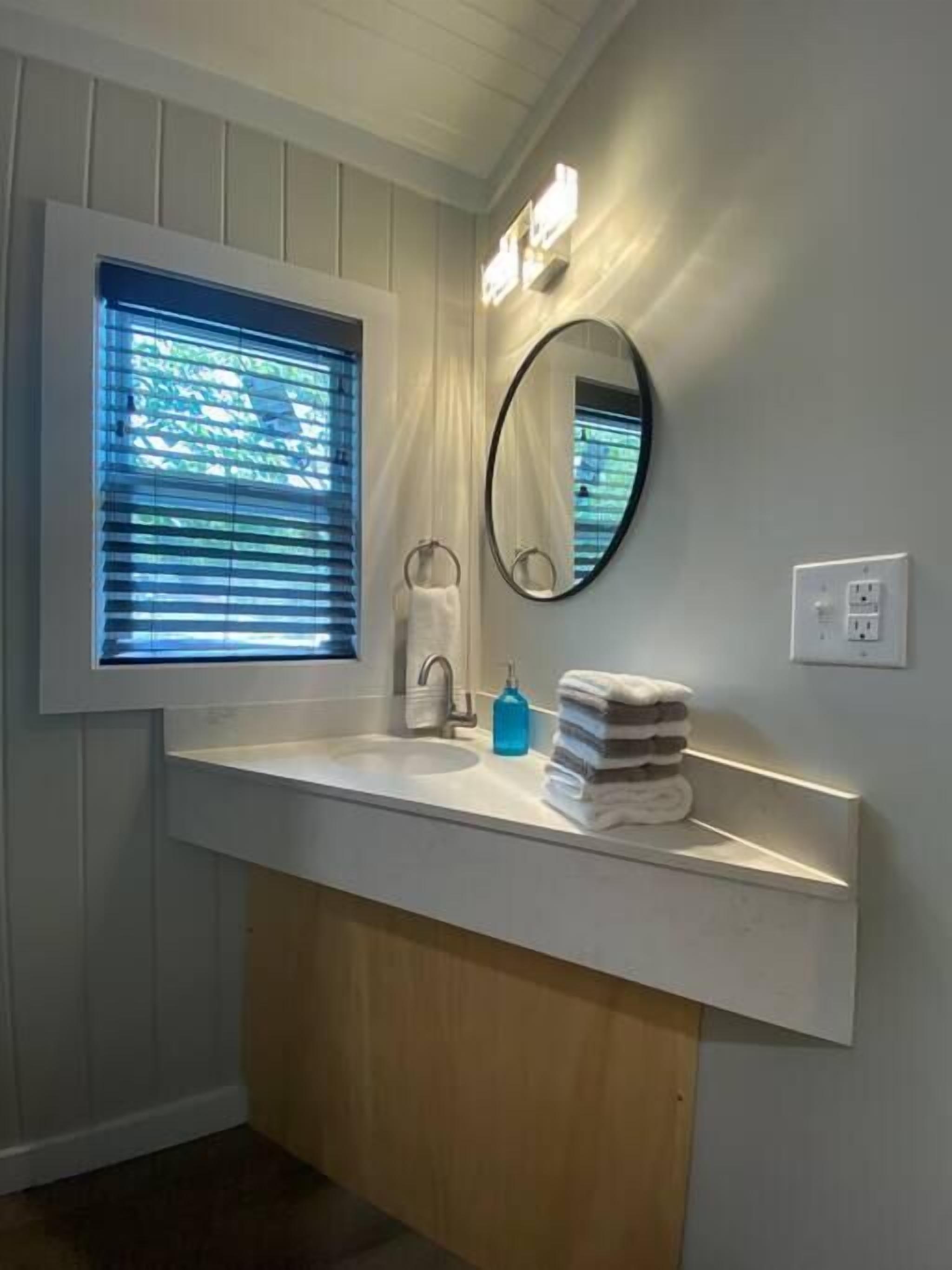 Lake  Cottage w/Hot Tub at Sam's Pizza