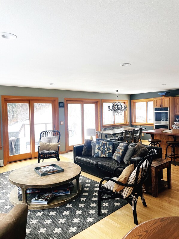 TV connectée, cheminée, lecteur de DVD, livres