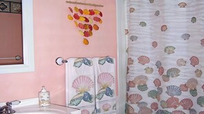 Secador de pelo y toallas