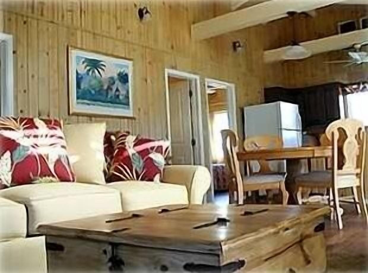 JUST A 3-MINUTE WALK TO THE BEACH OR HANALEI TOWN