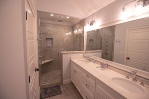 Combined shower/tub, jetted tub, hair dryer, towels