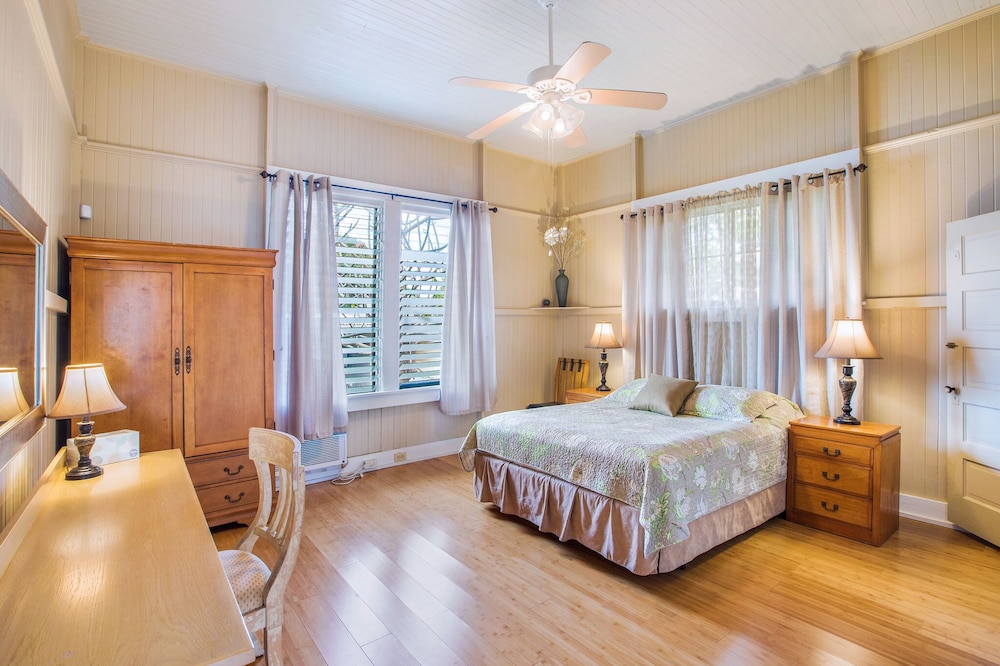 1BR Wailuku House; Renovated Plantation Home; Walk into Wailuku Town!