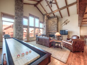 Fernseher, Kamin, Videospiele, DVD-Player