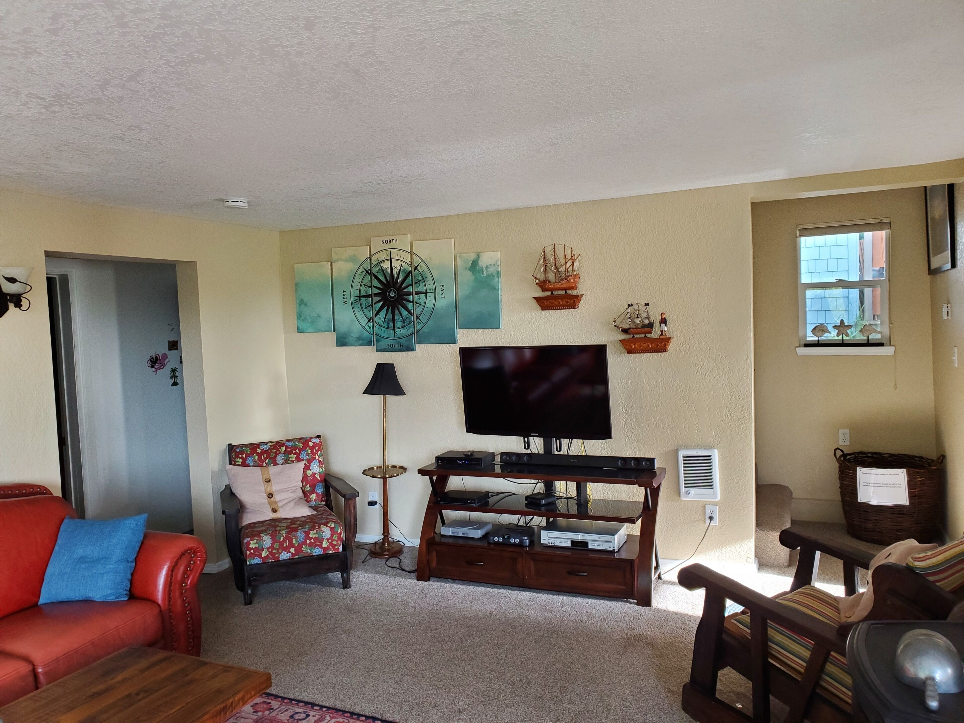 Cozy house with beds for 12, Pet Friendly, 5 minute walk to Downtown & Beach