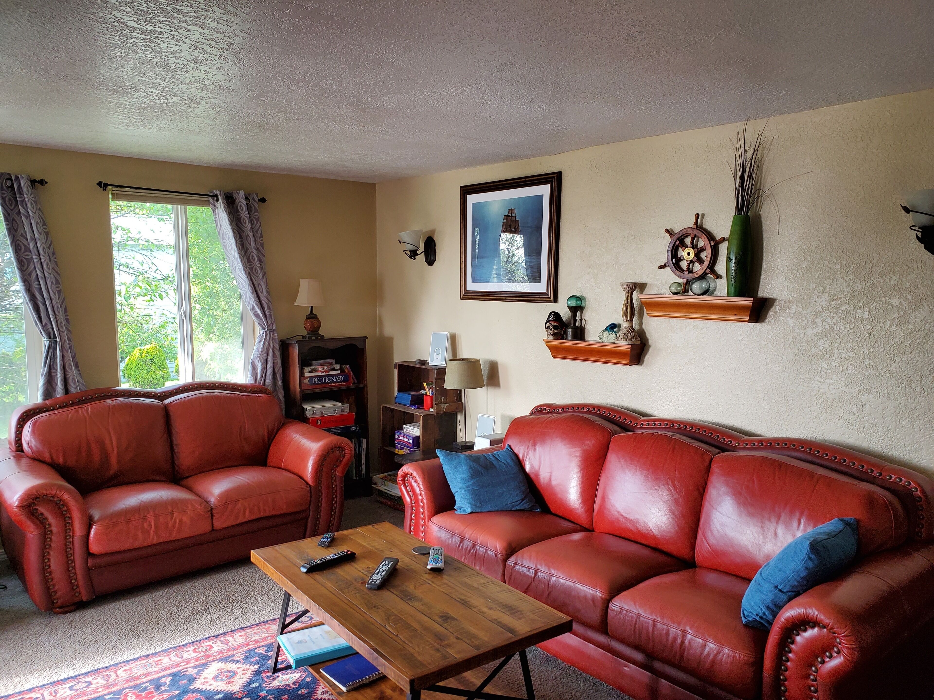 Cozy house with beds for 12, Pet Friendly, 5 minute walk to Downtown & Beach